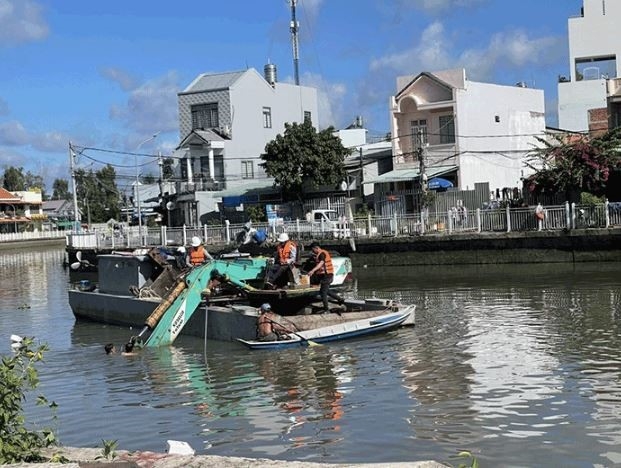 Triển khai thí điểm Bẫy thu gom rác thải trên sông được lắp đặt tại sông Cái Khế, quận Ninh Kiều.