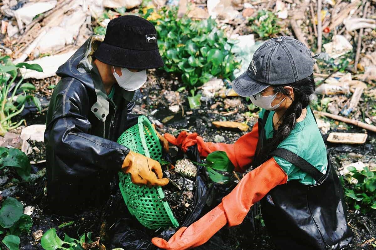 Các tình nguyện viên phải mặc quần áo bảo hộ, ủng, găng tay để thu dọn rác