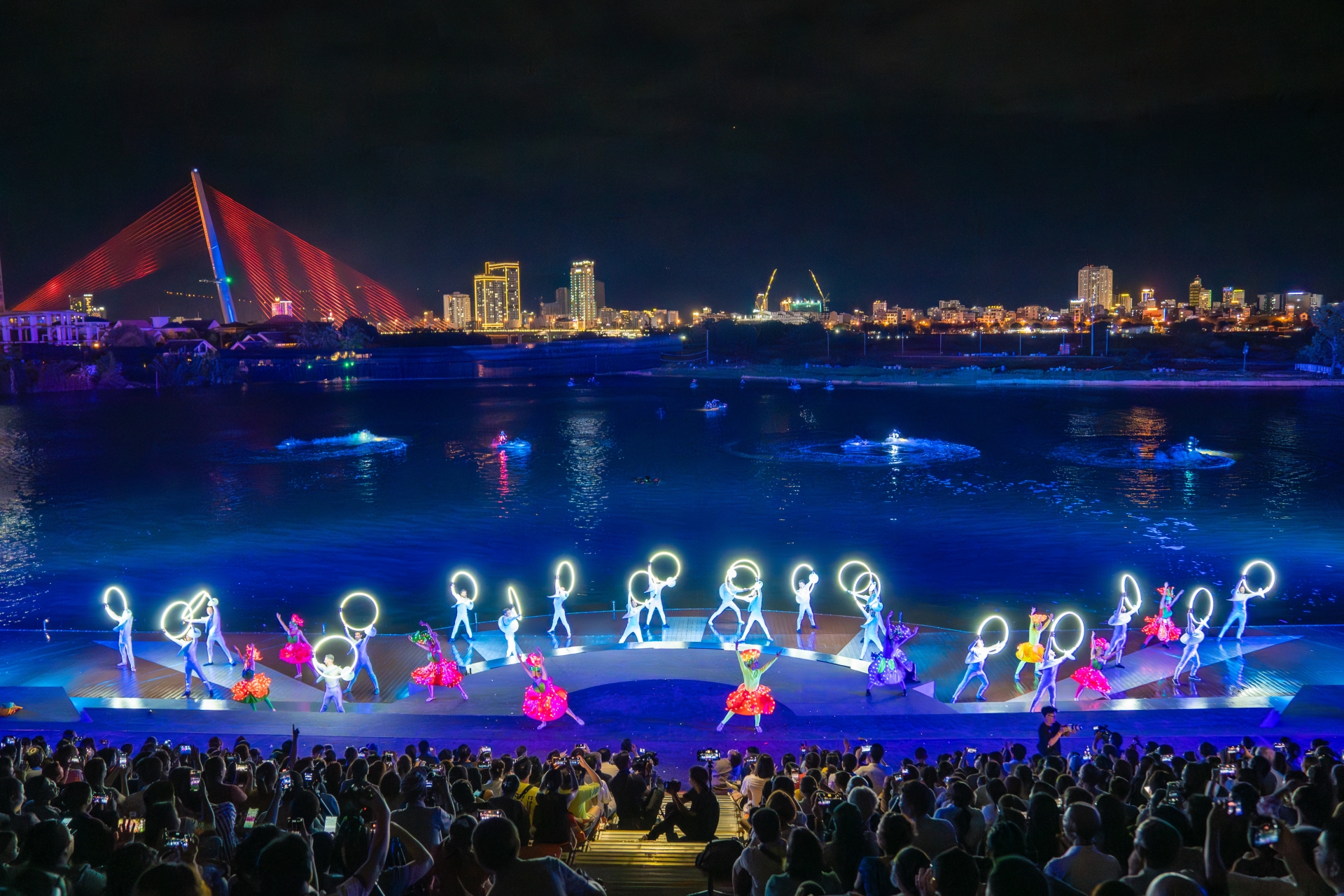 Đà Nẵng: Show “Symphony of River” ưu đãi cho khách đi Vietnam Airlines và đường sắt